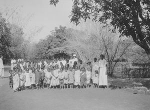 Santal Parganas, Nordindien. Søndagsskolen i Basetkundi, ca. 1928. Bagerst, med tropehjelm, ses den norske missionær Ingrid Gausdal og datteren Elisabet