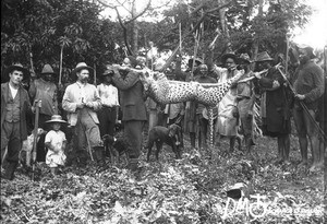 Swiss missionaries and African people with a dead leopard, Lemana, South Africa, ca. 1906-1907