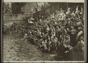 Baden der Frauen beim Götzenfest in Udapi