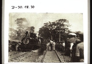 Ankunft des ersten Eisenbahnzuges in Kumase. Am 1. Oktober 1903