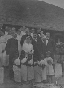 Fra Helga Kristiansen og Boe Bojesen Bøghs bryllup i Maharo, Santal Parganas, 26. april 1921. (Bag brudeparret står Paul Olaf Bodding, til venstre for dem Johannes Gausdal og til højre Eli Bøgh). Læge Boe Bojesen Bøgh (1884-1954). Udsendt af Dansk Santalmission til Nordindien, 1915. Arbejdede i Benagaria, hvor han oprettede og var leder af hospitalet, 1916-23 og 1925-29. Gift med den norske missionær og lærer Helga Kristiansen, (1891-1989). Hun var udsendt fra Norge 1919 til arbejde i Dumka og Maharo. (Se mere i senere portrætter)