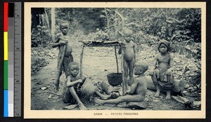 Small children around an iron pot, Gabon, ca.1920-1940