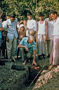 Grundstensnedlæggelse til kirken i Chapai Nawabganj, Bangladesh, ca. 1974. Stenen placeres af DSM missionær Knud Persson. (Niels Anton Dam er arkitekt til byggeriet)