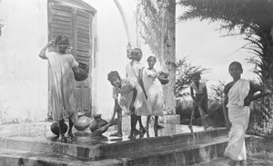 Nordindien, West Bengal. Elever udenfor Narainpur Pigekostskole. (Missionær Ellen Laursen var skolens rektor, 1951-75)