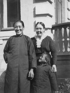 Olga Kristensen med fru Han og en lille uidentificeret dreng, Chinchow 1925