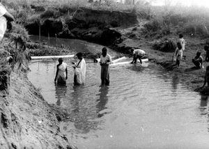 Santal Parganas, Nordindien. En santal døbes i den opdæmmede flod