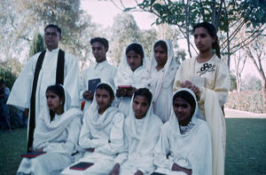 Pakistan, NWFP. Pastor Albert T. Chand, Mardan Kirke. Her med en konfirmandklasse. Til højre ses en lærer ved skolen