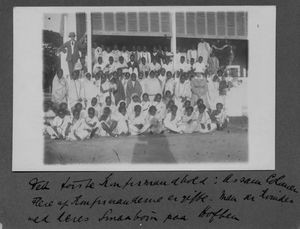 Grahampur, Nordindien. Det første konfirmationshold i Assamkolonien. Flere af konfirmanderne er gift. Man ser kvinder med deres småbørn på hoften. Øverst til venstre: Missionær Holger Winding. (Foto: ca. 1921-25)