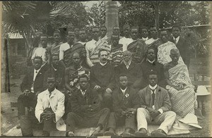 Twisynod, Aburi, 1909.""Fante representants: missionray Lädrach mit pastor Labi, right and pastor Kumi, left