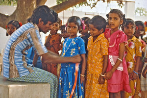 11.- Tamil Nadu, Indien, 1988-89. "Med 80 elever i klassen" - En dansk lærer i Arcot skoleprojekt fortæller: Pigerne kommer alle fra fattige familier, som ikke kan betale for deres skole og ophold. Derfor har ’Siloam’ fået sponsorer til pigerne. Det er bl.a. "Hjertebørn", som vi kender fra DMS. De betaler så for pigernes tøj/uniformer, som der her bliver taget mål til. Det kan være svært for en vesterlænding at forstå, at skræddersyet tøj faktisk er det billigste i Indien