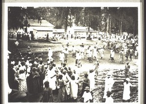 Crowds celebrating Empire Day in Victoria (1927). In front on the left