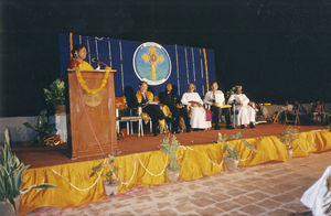 Fra indvielsen af en ny bygning på Gurukul Luthersk Teologiske Præsteskole i Chennai (Madras), Tamil Nadu 1997. På talerstolen ses Dr. Prasanna Kumari Samuel, UELCI