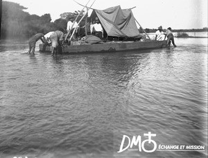 Flat-bottomed boat on the Incomáti, Antioka, Mozambique, ca. 1896-1911