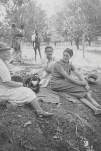 Nimasarai, Nordindien. De nye missionærer, Søster Lilly Petersen og Ellen Laursen på landsbytur i jeep med Signe & H. P. H. Kampp - til Malda, West Bengal, 1947. Bilen er gået i stå, så der er kaffepause. (Fra venstre: Signe Kampp, Ellen Laursen, Søster Lilly Petersen)