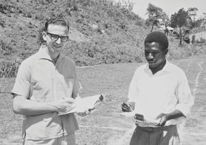 Fra den årlige sportsdag i Bumbuli, 1967. Missionær Johannes Kock (tv). (Sygeplejelærer Johs. Kock underviste på Medical Assistant Training Centre, 1961-67)