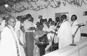 Singarapettai, Tamil Nadu 1982. Kirkeindvielse samt dåb af nye kristne. Tv. ses pastor Iswariah