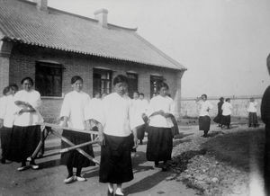 Kvindebibelskolen i Fenghwangcheng. Havebænkene sættes på plads. 1926