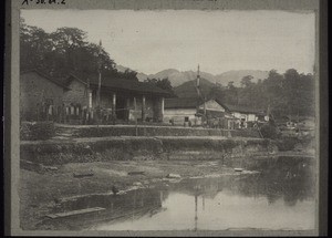 Yongfukkan: Dorfteich & Ahnenhalle, in der der frühere geblendete Räuber wohnt