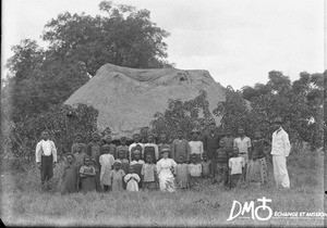 Louise Perrenoud and Henri Guye with a group of schoolchildren in Antioka, Mozambique, ca. 1896-1911