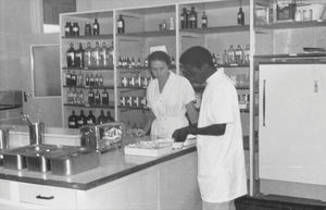 Centraldepotet på hospitalet i Bumbuli, Tanzania, 1966. Hvad der skal bruges af sprøjter, forbindinger, etc. hentes herfra til de forskellige afdelinger