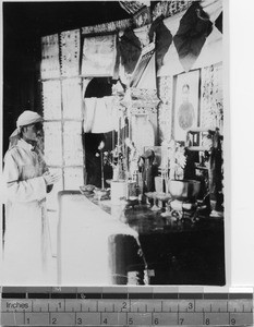 Son mourning at altar, Sichuan, China, ca.1915-1925