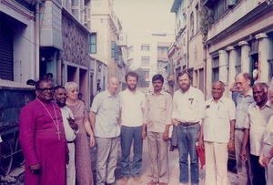 Chennai, Tamil Nadu. Fra indvielsen af Park Town Mission High School's nye bygning, 3. marts 1987. Fra venstre: Biskop Moses Samuel, (NN), Janne Garder, Jørgen Maibom, Lennart Skov Hansen, Mr. Vasu, Poul Bertelsen, Rev. K. Satiyachellan, Jørn Højfeldt, (NN)