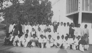 Nordindien. Evangelister og præster til månedligt møde i Grahampur, Assam. Missionær Holger Winding ses i baggrunden. (Foto: ca. 1921-25)