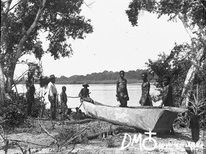 Pirogue on the bank of the Incomáti, Antioka, Mozambique, ca. 1896-1911