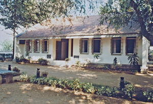 09.- Tamil Nadu, Indien, 1988-89. "Med 80 elever i klassen" - En dansk lærer i Arcot skoleprojekt fortæller: Projektkontoret ligger centralt midt i Arcot distrikt, fint i forhold til de skoler, der skal være med i projektet. Det er den daglige arbejdsplads, hvor der holdes en masse møder og kurser, og hvor arbejdet ude i skolerne bliver planlagt