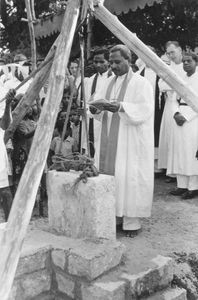 Union Mission Tuberculosis Sanatorium, Arogyavaram (UMTS), Andhra Pradesh, Sydindien. Grundstensnedlæggelse til den nye, ombyggede kirke. (Anvendt i: Dansk Missionsblad nr 13/1958)