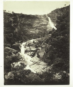 Wasserfall in Cunnur auf den blauen Bergen in Süd Indien