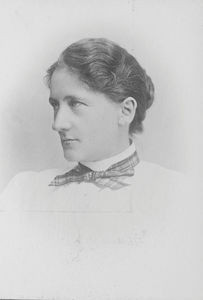 Minna Gudrun Bolwig (f. Hass) 08. 04.1867 i København.1893 gift med Conrad Sophus Bolwig. Udsendt til Kina: 1893-1946. Hankou 1893-95. Dagushan 1896-1946. Børn: Aage, f. 20.04. 1896. Konstruktør i Argentina. Erling f. 31.08. 1905. Hjælpepræst i Frederiksværk. Hjemmeophold: Maj 1902-sept. 1903. Kort tid i 1911. Maj 1919- okt. 1920. Juni 1933. Fru Bolwig hjemme til maj 1921. Senere hjemme okt. 1927-jan. 1929