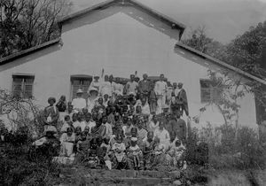 Tabor menighed i Yercaud, Shervaroy bjergene, Sydindien. I midten står Villads Peder Hansen og Andrea Boline Hansen, missionærer i Shervaroy fra 1904