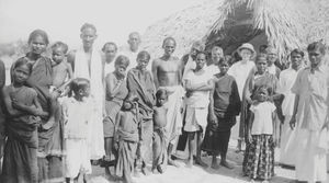 De nydøbte i Karunduvambadi, Tiruvannamalai, Syd Arcot, Indien. I baggrunden: missionær Dorothea Poulsen? (Anvendt i: Dansk Missionsblad nr 19/1938)