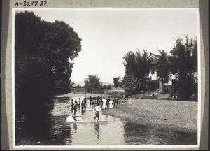 Bettenwaschen i. Fluss (Kayin)