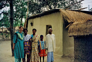 Fra venstre: DSM volontør, Hanna Møller, besøger en assistent ved Supoth projektet samt hendes familie - søster, niece og far. Foran familiens hus i Birganj, Bangladesh, april 1995