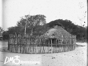 Hut of a deceased chief, Matutwini, Mozambique, ca. 1896-1911