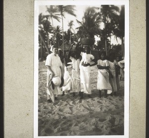 Schwest. Rieker mit Tyerfrauen am Strand bei Madakara