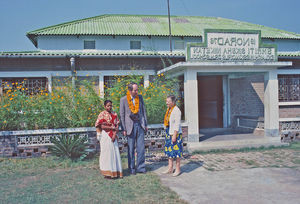 NELC, Nordindien. Dansk Santalmissions formand, pastor Ole Christiansen besøger Eklakhi Pigeskole, Malda, West Bengal. (Pigeskolen blev grundlagt i Nimasarai før 2. verdenskrig af Signe og Hans Peter Hansen Kampp og i 1945 flyttet til Eklakhi)