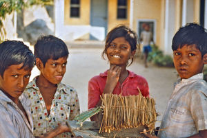 37.- Tamil Nadu, Indien, 1988-89. "Med 80 elever i klassen" - En dansk lærer i Arcot skoleprojekt fortæller: Flot blev hyttemodellen, og eleverne viste den også stolt frem for fotografen