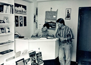 De Rejsendes Boghandel/Yatra Book Shop i Kathmandu, Nepal, juni 1994. Projekt Vestens Unge koordinator, Heinrich Wichmann Pedersen (th) taler med lederen, Karma Rai