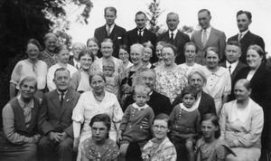 Missionaries in Kotagiri, Nilgiri Hills, May 1936. Back row from left Poul Wandall, Poul Lange