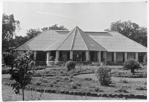 Santal Parganas, Nordindien. Pionermissionær Hans Peter Børresens hus i Benagaria - med nyt tag, 1954