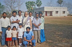 NELC, West Bengal, Nordindien. DSM missionær, Ellen Laursen, leder af Narainpur Pigekostskole, 1951-75. Ses her med staben udenfor skolen