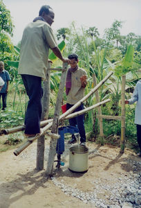 Scener og mennesker fra landsbyen Preah S'Dach. Ny pumpe, maj, 2001