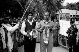 Fra åbning af Supoth's nye kontor i Birganj, Bangladesh, 16. februar 1995. I midten står leder af BLC, pastor Dhoroni Bormon (th) og Supoths leder, Doyal Chandra Paul