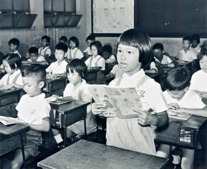 Kwun Tong Vocational Training Centre i Hongkong blev grundlagt i 1965 af LWF/LWS’s regionale afdeling – på et tidspunkt hvor "byen var så fattig, at det var almindeligt for velgørende organisationer at uddele gratis mælkepulver". Centret blev gennem mange år pioner for en række erhvervsfaglige kurser, med henblik på at sikre studerende fra lavtlønnede familier et levebrød. De forskellige fag blev løbende tilpasset den aktuelle udvikling i samfundet. Et af de første kurser var et diplom-program i fotografering, som blev meget efterspurgt. Dette foto - der viser børn i en af ELCHKs skoler - er taget, fremstillet og printet af studerende på centret