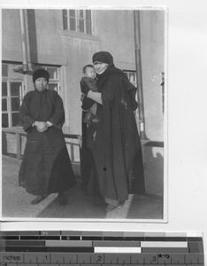 Maryknoll Sister with a Chinese family at Dalian, China, 1936