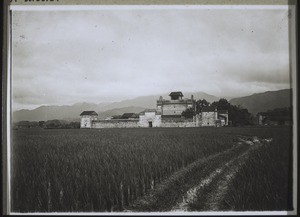 Bauernhaus bei Chongnen (4 Ecktürme, hohe Umfassungsmauer) ausserdem ein räubersicheres, festes Haus innerhalb der Mauer