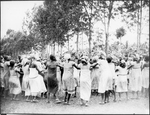 Girls performing a round dance, Tanzania, ca.1913-1938